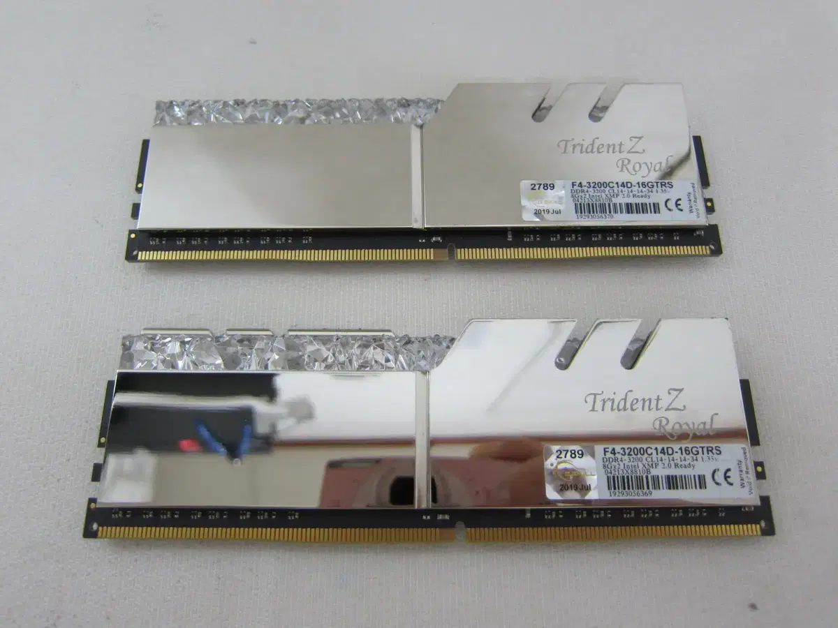 지스킬 DDR4-3200 CL14 TRIDENT 로얄 16G(8Gx2)